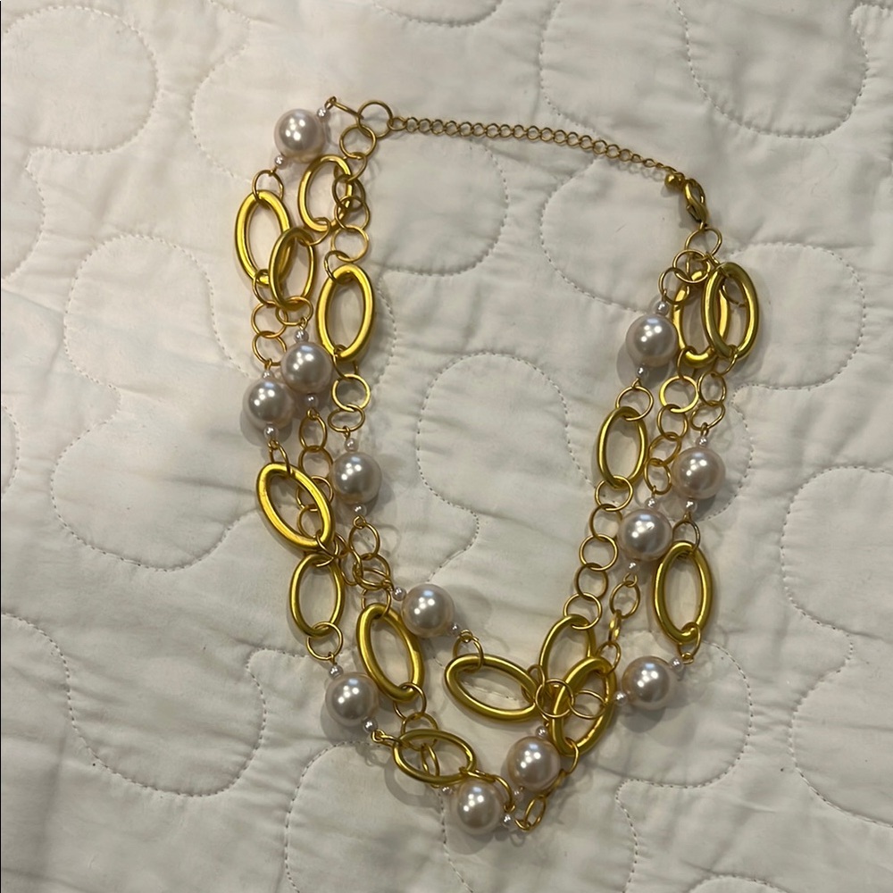 Elegant Gold and Pearl Necklace
